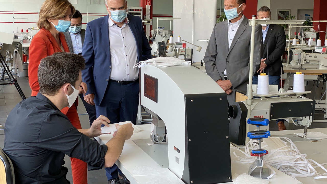Der erste Typ der medizinischen Mund-Nasen-Maske wird als Prototyp in einer manuellen Fertigung vorgestellt wird. 