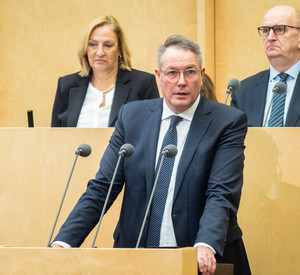 Auf dem Bild ist Ministerpräsident Alexander Schweitzer bei seiner Rede im Bundesrat zu sehen.