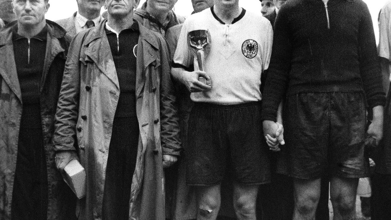 Fritz Walter (hier mit Pokal) und die 54er Fußball-Nationalmannschaft; Bild: dpa