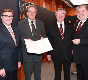 Gruppenfoto (v.l.n.r.) mit dem Wörther Bürgermeister Harald Seiter und den Geehrten Joachim Paul und Kurt Sturm; Bild: van Schie / © Staatskanzlei