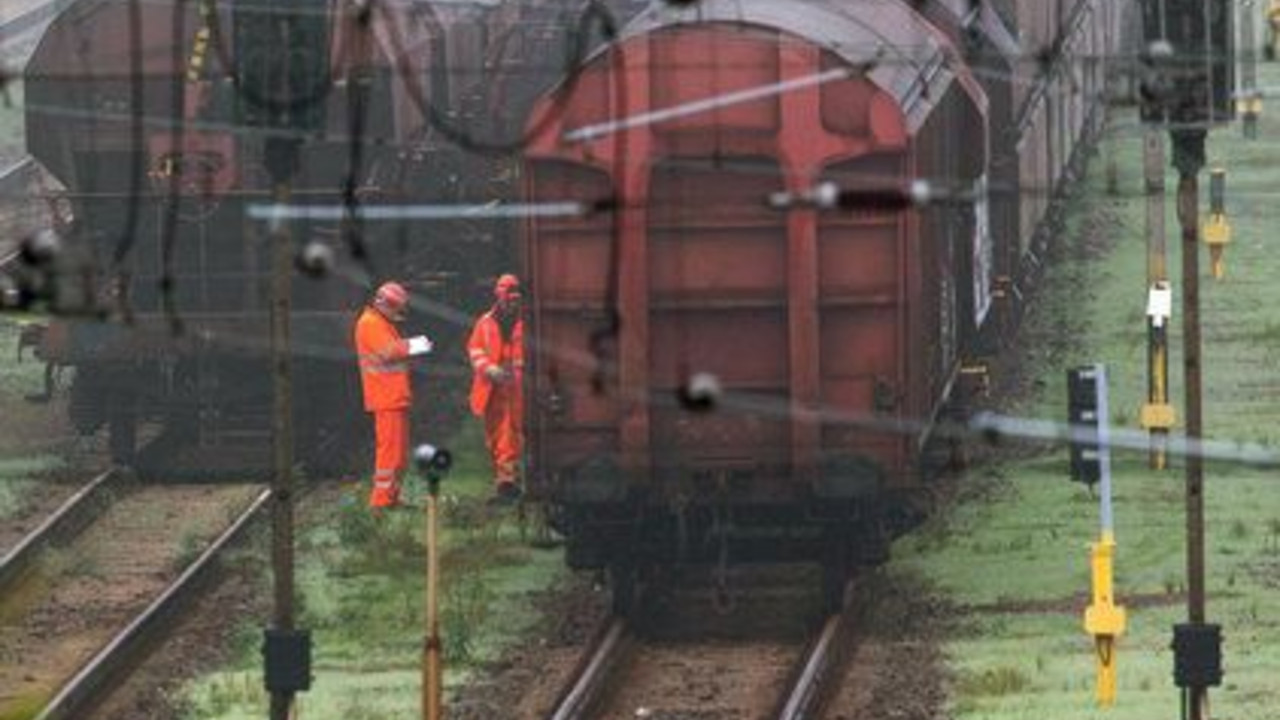 Güterwaggons stehen still; Bild: dpa