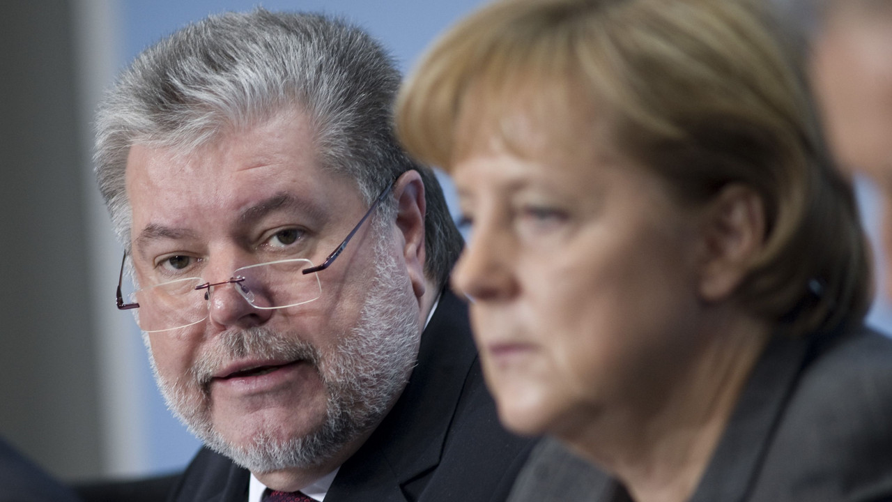 Ministerpräsident Kurt Beck während der Pressekonferenz; Bild: Unger