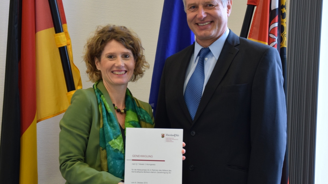 Wirtschaftsministerin Lemke übergibt die Genehmigung 2b für den vollständigen Abbau des AKW Mülheim-Kärlich an Dr. Hartmann, Vorstandsmitglied von RWE.