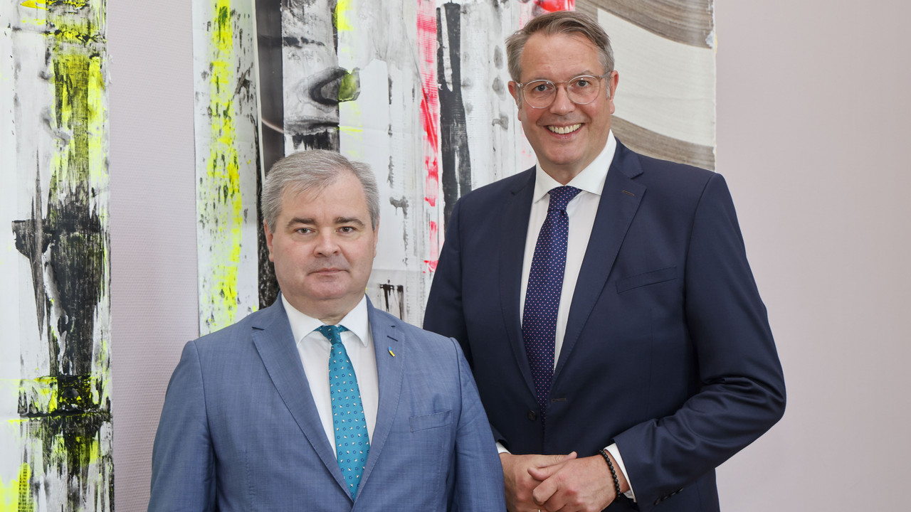 Ministerpräsident Alexander Schweitzer und der ukrainischen Generalkonsul Vadym Kostiuk