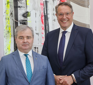 Ministerpräsident Alexander Schweitzer und der ukrainischen Generalkonsul Vadym Kostiuk