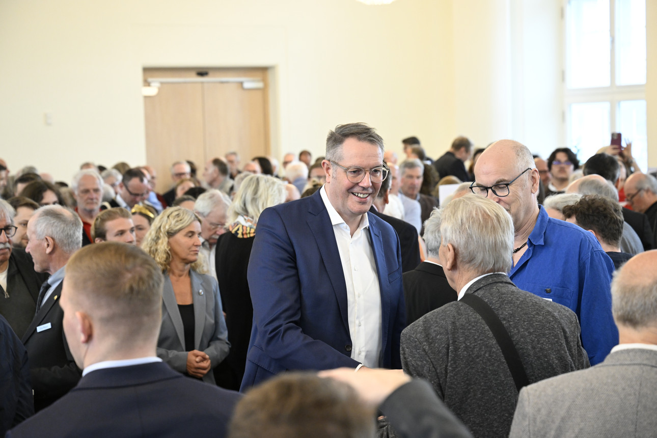 Auf dem Bild sieht man den Ministerpräsidenten Alexander Schweitzer im Festsaal der Staatskanzlei.