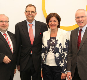 Ministerpräsidentin Malu Dreyer mit  dem Bürgerbeauftragten des Landes Rheinland-Pfalz, Dieter Burgard (v. l.), dem Vorsitzenden von PKD, Uwe Korst, und dem Koordinator des Hilfsprojektes in Sambia, Professor Martin Zeier; Bild: Stefan Sämmer / © Staa