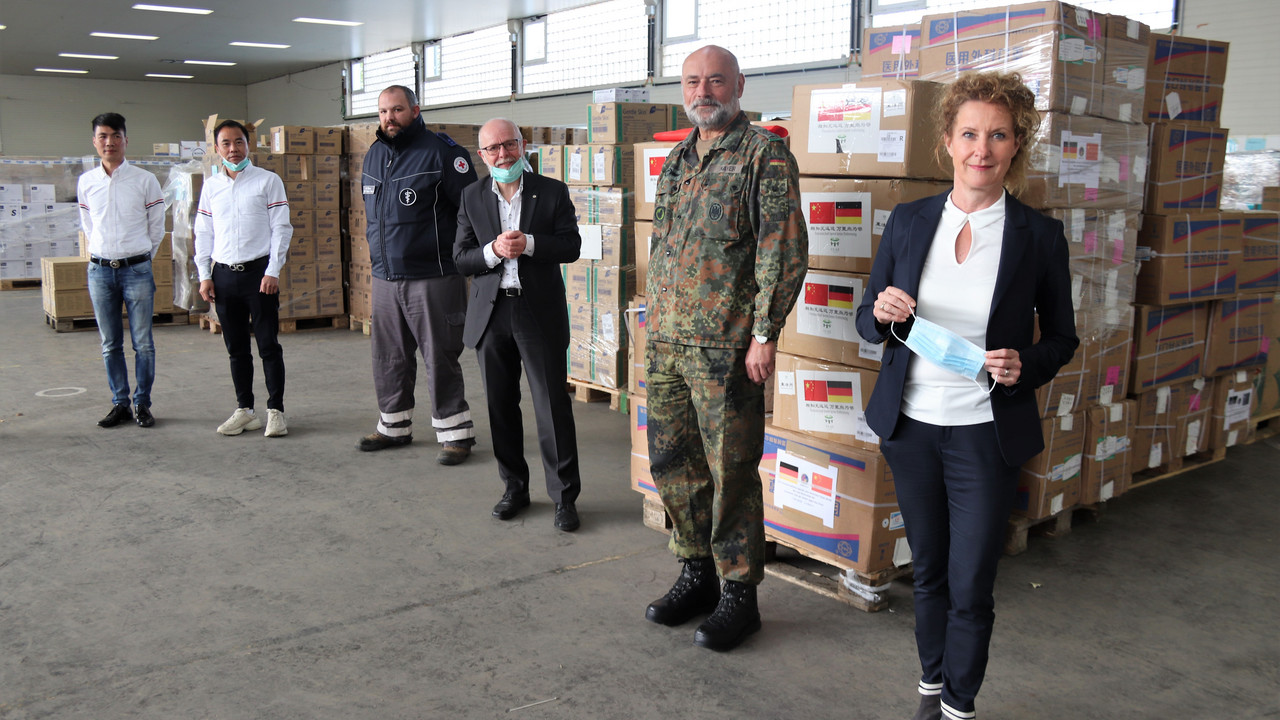 Vertreter des Deutschen Fuijan Vereins e.V. und des Deutschen Rotes Kreuzes Mainz mit Detlef Plazek, Oberstleutnant Mayer und Staatsekretärin Heike Raab