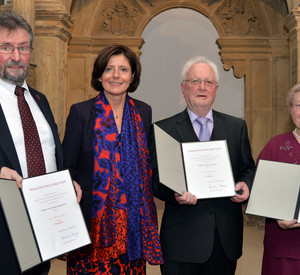 Ministerpräsidentin Malu Dreyer zeichnete Günther Merzkirch (l.), Klaus Schiller und Ursula Mettlach mit der Ehrennadel des Landes Rheinland-Pfalz aus.