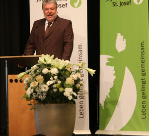 Beck gratuiert zum Jubiläum; Bild: Jugendwerk St. Josef