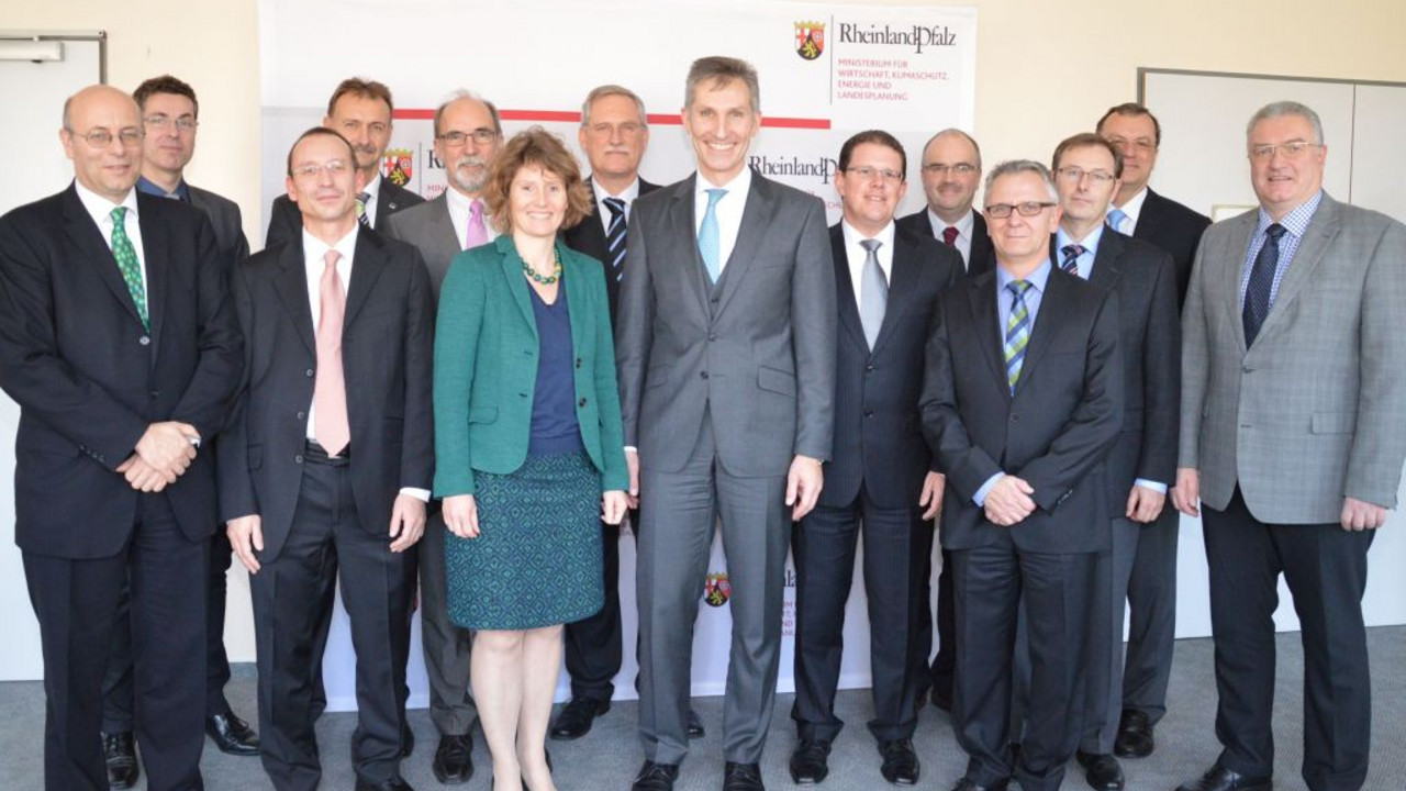 Wirtschaftsministerin Eveline Lemke und Staatssekretär Uwe Hüser treffen Chemieverbände zum Branchengespräch; Bild: Wirtschaftsministerium RLP