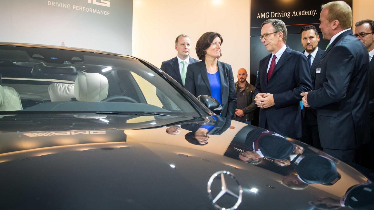 Ministerpräsidentin Malu Dreyer informiert sich auf der IAA über technische Innovationen; Bild: VDA