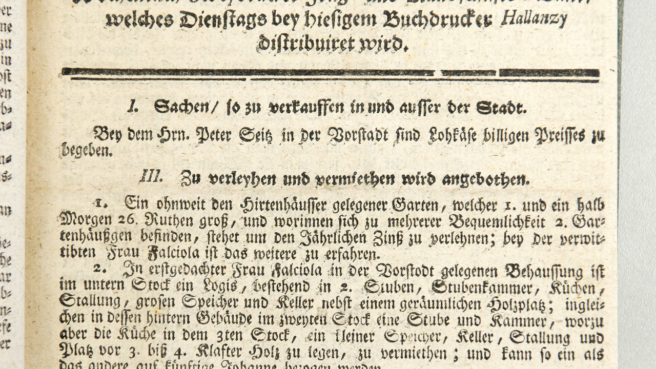 Titelseite des „Wochentlich Zweybrücker Frau: und Kundschafts-Blatt", ein Vorgängerblatt des Pfälzer Merkurs, aufgenommen am 18.12.2012 im Stadtarchiv Zweibrücken. Bild: dpa