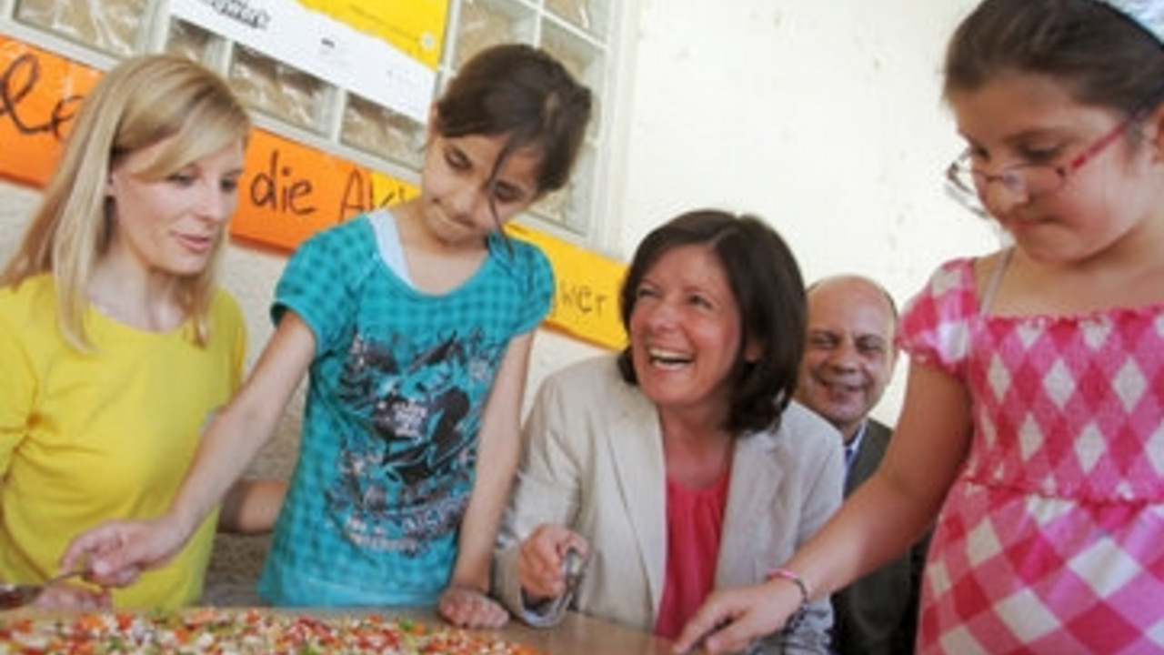 Dreyer und Weisbrod in der Schillerschule; Bild: dpa