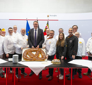 Vertreter der Bäcker-Innung Rhein-Nahe-Hunsrück überreichen Ministerpräsident Alexander Schweitzer die Neujahrsbrezel.