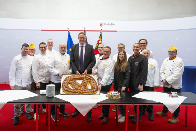 Ministerpräsident Alexander Schweitzer nimmt Neujahrsbrezel der Bäcker-Innung entgegen