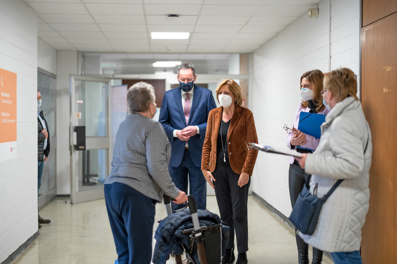 Ministerpräsidentin Malu Deyer und damaliger Oberbürgermeister Michael Ebling in einem Impfzentrum.