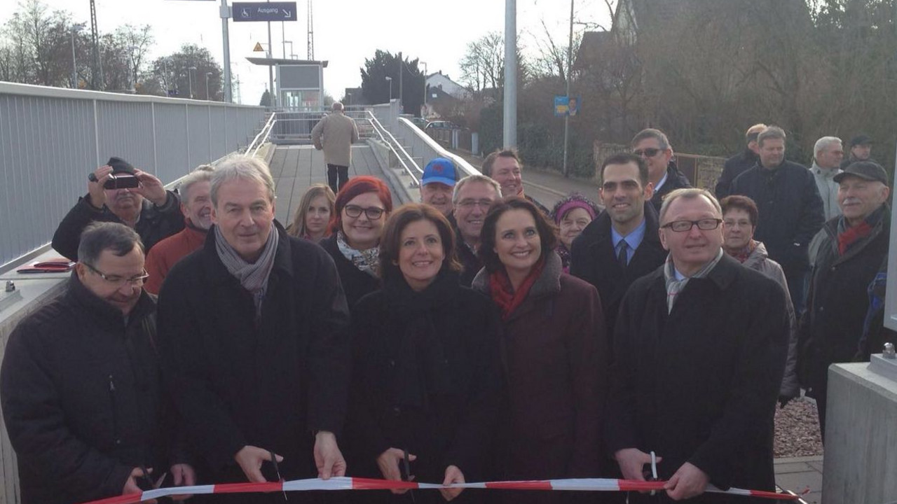 Ministerpräsidentin Malu Dreyer bei der Eröffnung des barrierefreien Bahnhofs in Alsheim