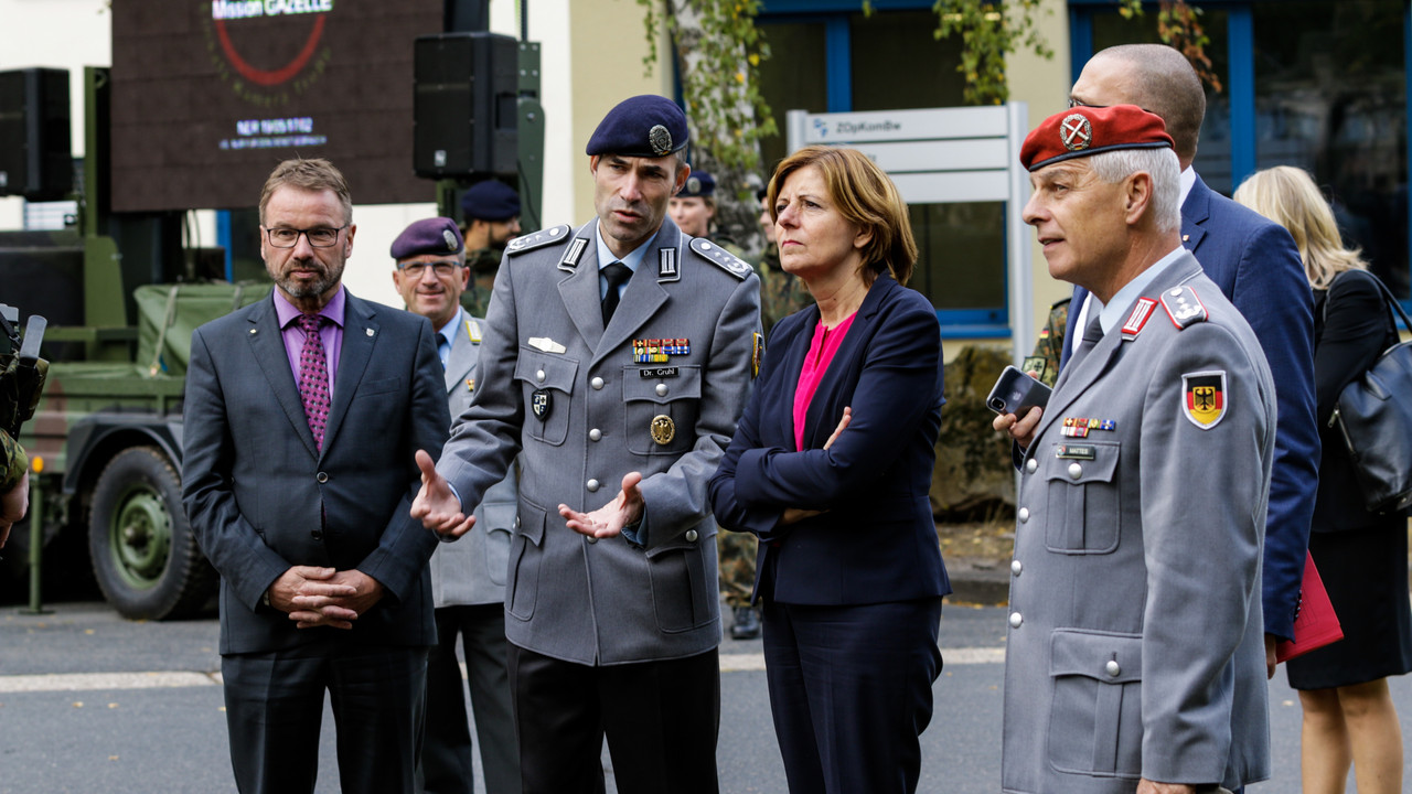 Ministerpräsidentin Malu Dreyer besucht das Zentrum Operative Kommunikation der Bundeswehr. Mit auf dem Bild sind Oberst Erwin Mattes, Kommandeur Landeskommando Rheinland-Pfalz, der Gastgeber Dr. Stefan Gruhl, Kommandeur Zentrum Operative Kommunikation und Wolfgang Treis, Oberbürgermeister von Mayen.