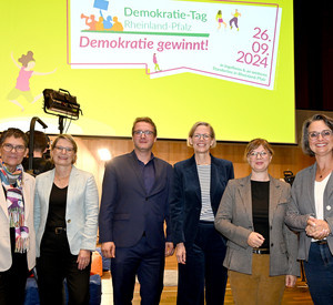 Gruppenfoto mit Bildungsministerin Hubig, Staatssekretär Janosch Littig, Staatssekretärin Petra Dick-Walter, Staatssekretärin Simone Schneider und Staatssekretärin Nicole Steingaß