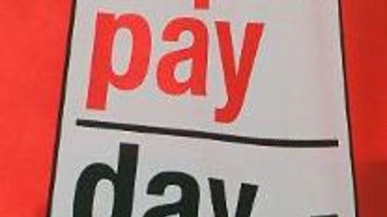 Tasche mit dem Aufdruck "Equal Pay Day"; Bild: dpa