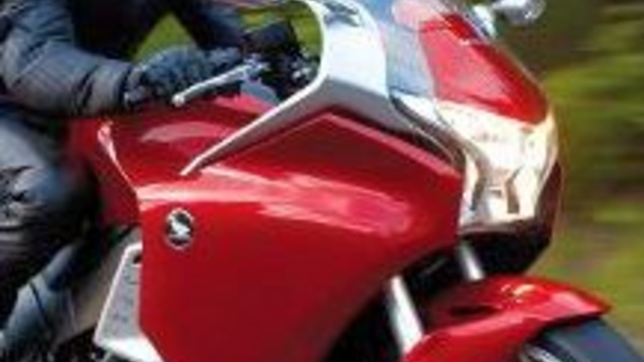 Motorrad im Straßenverkehr; Bild: dpa
