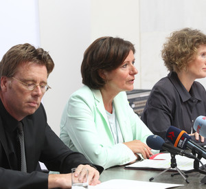 Finanzminister Carsten Kühl, Ministerpräsidentin Malu Dreyer und Wirtschaftsministerin Eveline Lemke stellen den Entwurf für den Doppelhaushalt 2014/2015 vor. Bild: Stefan Sämmer / © Staatskanzlei