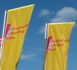Wehende Fahnen auf dem Gelände der Rheinland-Pfalz Ausstellung in Mainz; Bild: RAM Mainz