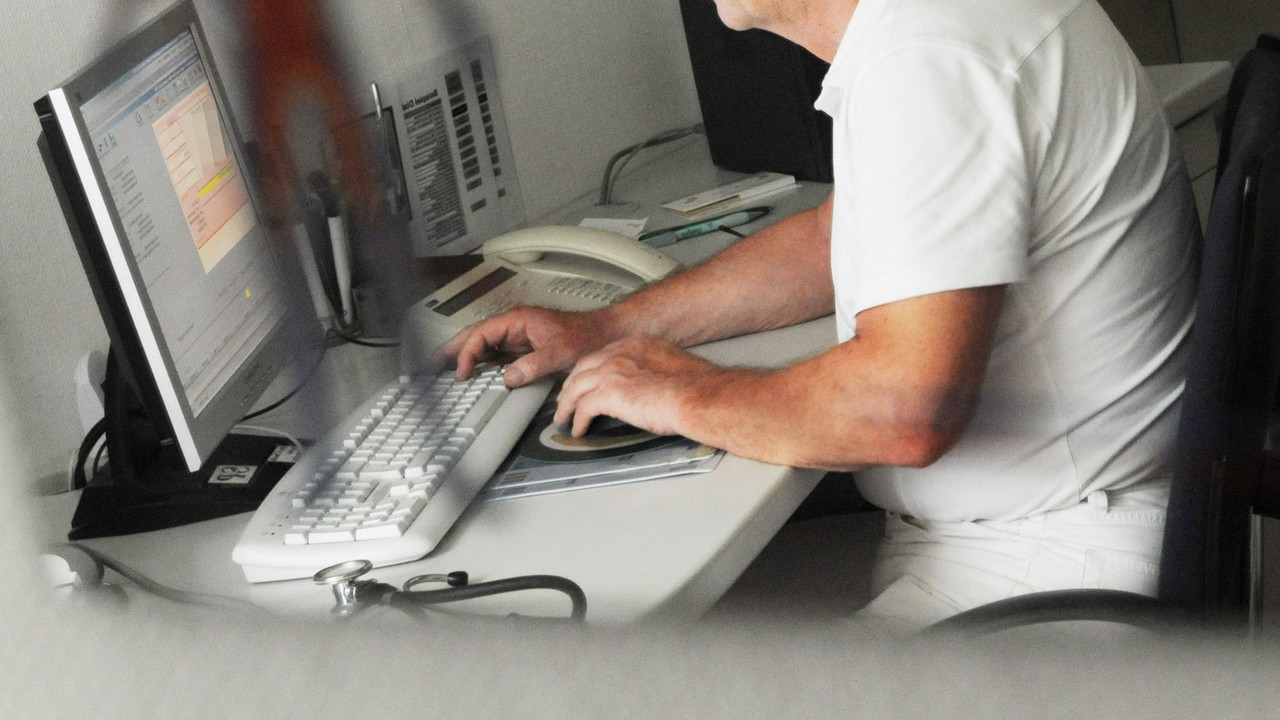 Arzt am Computer