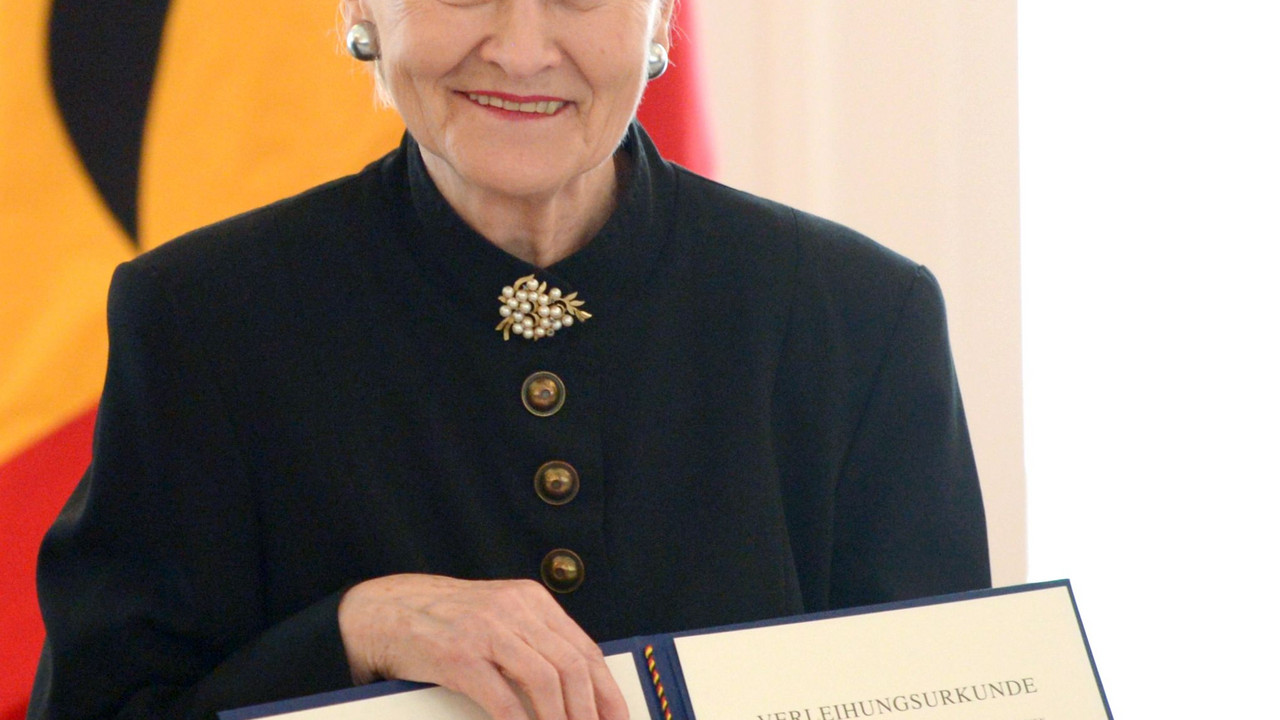 Fee Fleck mit dem Verdienstorden der Bundesrepublik Deutschland;