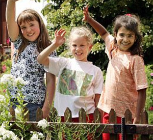 Winkende Kinder im Sommer; Bild: rlp-Archiv