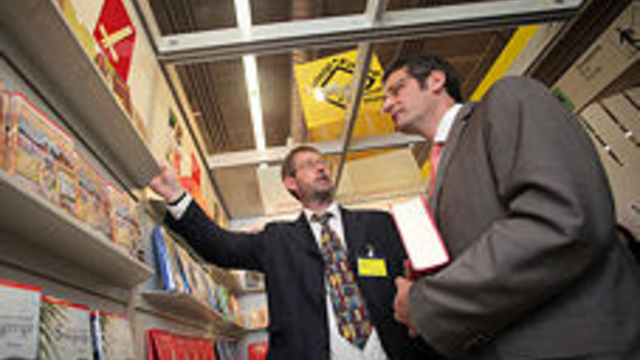 Minister Hendrik Hering mit dem Vorsitzenden des Verlags-Karrees Rheinland-Pfalz, Michael Adrian