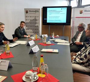 Ministerpräsidentin Malu Dreyer und Innenminister Roger Lewentz haben sich im Gespräch mit LKA-Präsident Johannes Kunz und Ermittlern persönlich ein Bild von der herausfordernden Arbeit der mit Kindesmissbrauchsfällen betrauten Kriminalbeamtinnen und -beamten gemacht. 