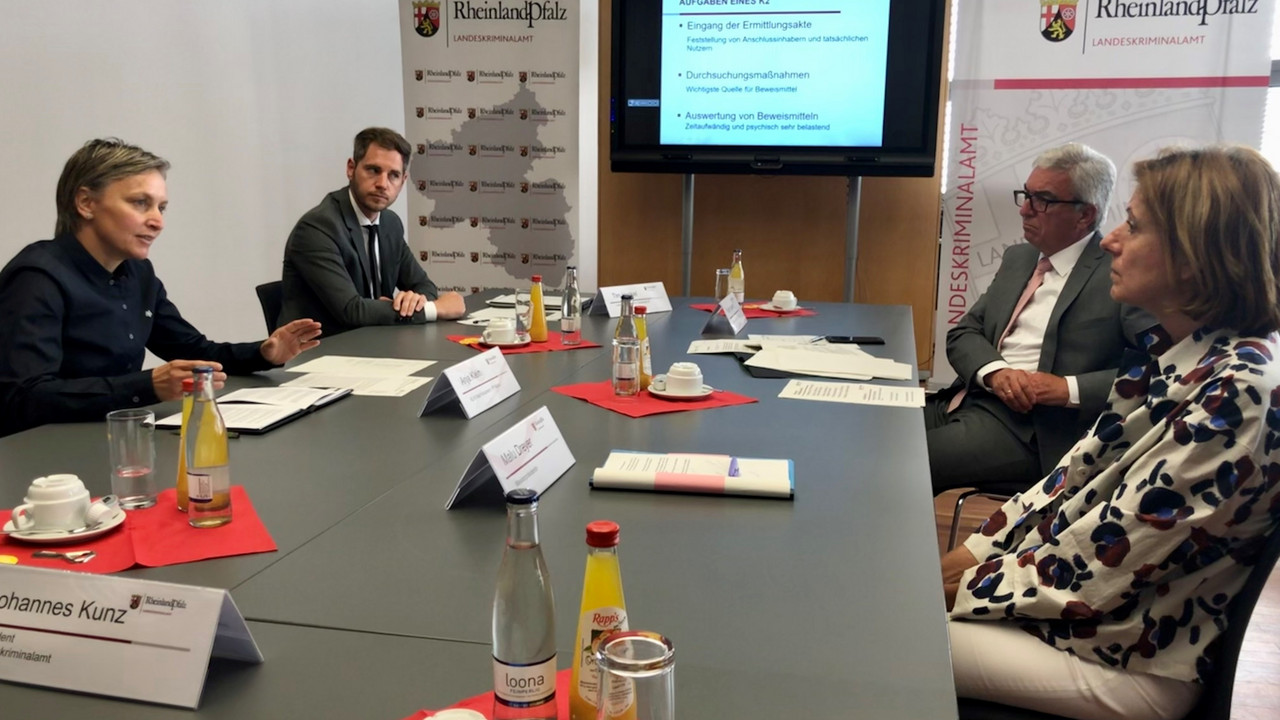Ministerpräsidentin Malu Dreyer und Innenminister Roger Lewentz haben sich im Gespräch mit LKA-Präsident Johannes Kunz und Ermittlern persönlich ein Bild von der herausfordernden Arbeit der mit Kindesmissbrauchsfällen betrauten Kriminalbeamtinnen und -beamten gemacht. 
