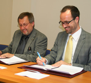 Verbandsbürgermeister Rainer Buttstedt und Clemens Hoch, Chef der Staatskanzlei, unterschreiben die Kooperationsvereinbarung.