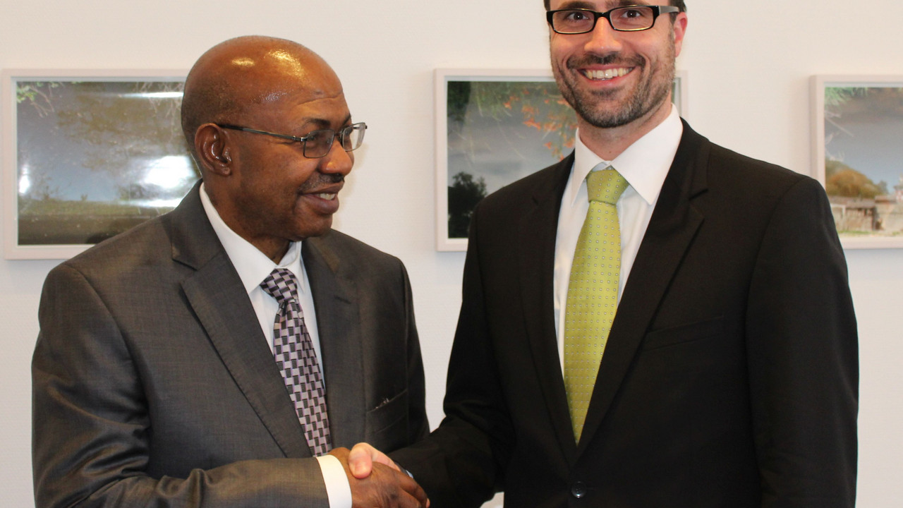 Der Chef der Staatskanzlei, Staatssekretär Clemens Hoch, mit dem Generalkonsul von Nigeria, John Chika Ejinaka