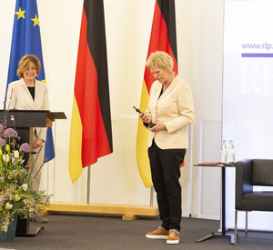 Ministerpräsidentin Malu Dreyer verlieh am Internationalen Frauentag den Marie Juchacz-Frauenpreis 2021 an Sportreporterin Claudia Neumann