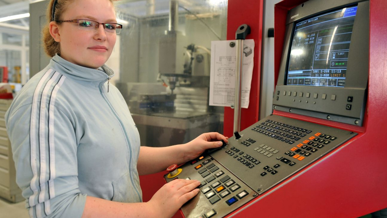 Junge Frau am technischen Steuerungspult; Bild: rlp-Archiv