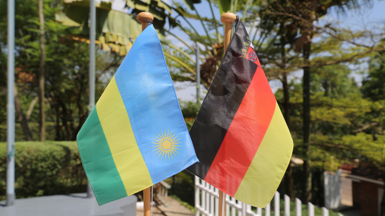 Landesflaggen von Ruanda und Rheinland-Pfalz