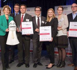 Preisträgerinnen und Preisträger mit Wirtschaftsministerin Eveline Lemke; Bild: ISB/Alexander Sell