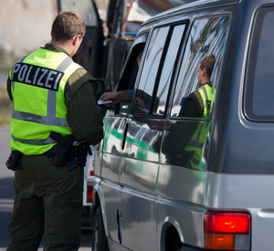 Polizei kontrolliert Fahrzeug; Bild: rlp-Archiv, dpa