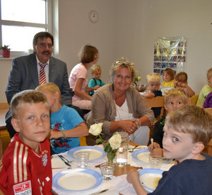 Familienministerin Irene Alt hier beim dritten Tag ihrer Sommerreise in Begleitung des Guntersblumer Ortsbürgermeisters Reiner in der Kindertagesstätte „Zukunftswerkstatt“. Bild: MIFKJF