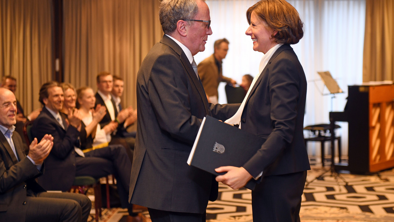 Ministerpräsidentin Malu Dreyer verabschiedet sich von Georg Kern. Sie schüttelt ihm die Hand.
