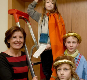 Die Sternsinger bringen den Segen an den Bürotüren an; Bild: Schäfer