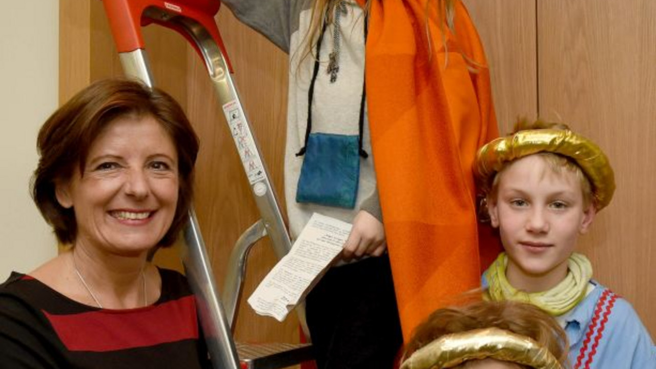 Die Sternsinger bringen den Segen an den Bürotüren an; Bild: Schäfer