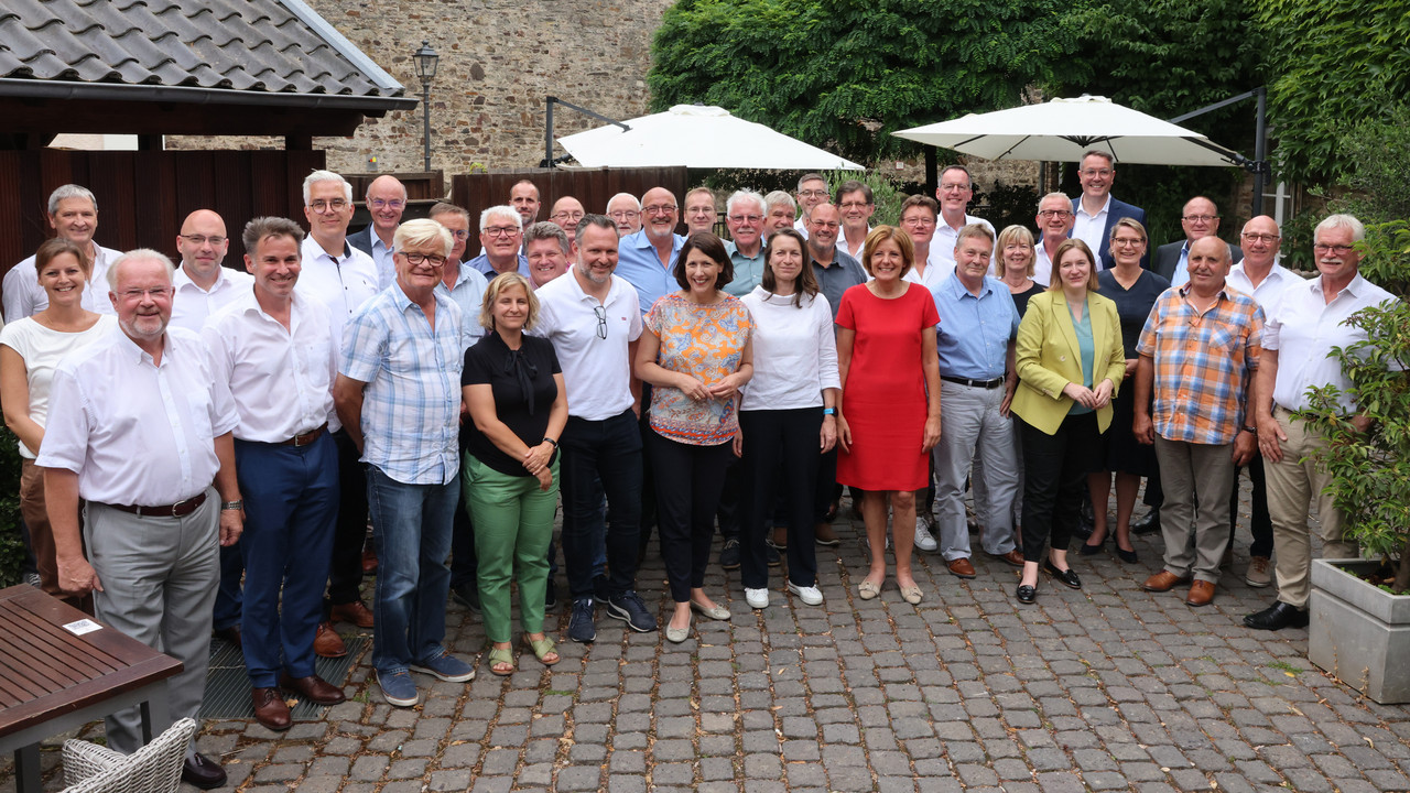 Bürgermeister des Ahrtals, Landrätin von Ahrweiler & Kabinett mit Ministerpräsidentin Malu Dreyer.