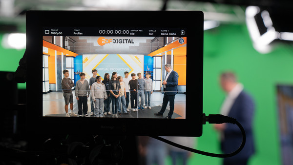 Ministerpräsident Alexander Schweitzer besucht Jugendliche während ihrer Exkursion zu ZDF Digital Medienproduktion GmbH.