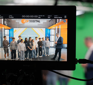Ministerpräsident Alexander Schweitzer besucht Jugendliche während ihrer Exkursion zu ZDF Digital Medienproduktion GmbH.