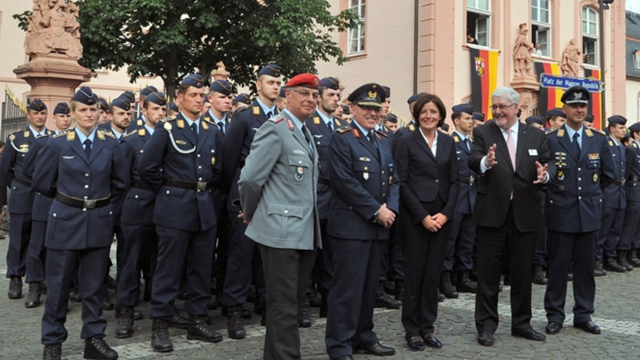 Ministerpräsidentin Malu Dreyer und Landtagspräsident Joachim Mertes beim Feierlichen Gelöbnis der Bundeswehr; Foto: Torsten Silz / © Landtag Rlp