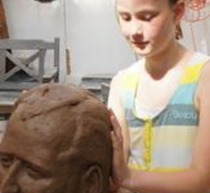 Ein Mädchen formt eine Skulptur im Rahmen eines der Projekte; Bild: Gräf-Bohne